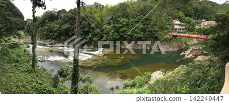 寧靜的河流和美麗的橋樑，景色令人嘆為觀止。 142249447
