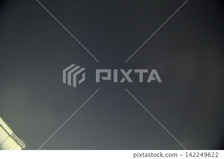 英仙座流星雨是三大流星雨之一,圖中左側中間有一顆流星。 英仙座流星雨是三大流星雨之一,圖中左側中間有一顆流星。 142249622