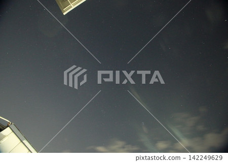 英仙座流星雨是三大流星雨之一,左下角有一顆流星劃過。 英仙座流星雨是三大流星雨之一,左下角有一顆流星劃過。 142249629