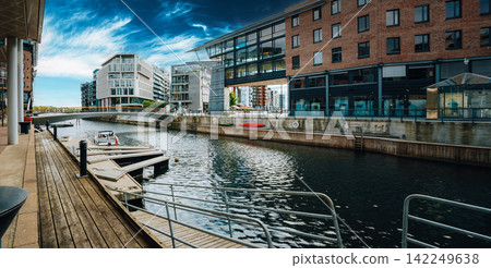 Tjuvholmen canal and modern architecture in Oslo 142249638