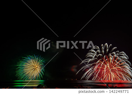 [Kanagawa] Yugawara Onsen Maritime Fireworks Festival 142249771