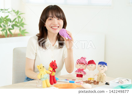 一位二十多歲的女性,嗜好是收集絨毛玩具。 一位二十多歲的女性,嗜好是收集絨毛玩具。 142249877