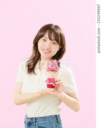 一位二十多歲的女子與她最喜歡的毛絨玩具合影。 142249887