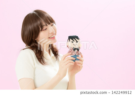 一位年輕女子抱著她最喜歡的娃娃 142249912
