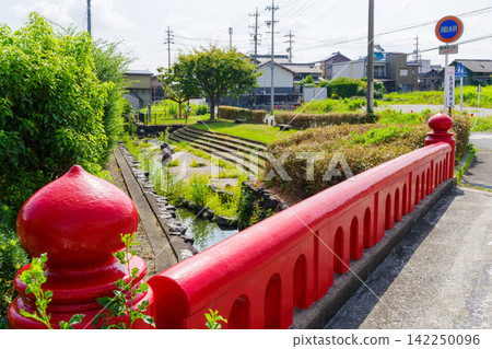 The red ornamental finials and waterway of the Suidobashi Bridge (Takasu, Kaizu-cho, Kaizu City, Gifu Prefecture) The red ornamental finials and waterway of the Suidobashi Bridge (Takasu, Kaizu-cho, Kaizu City, Gifu Prefecture) 142250096