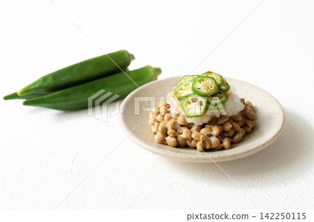 秋葵、納豆和磨碎的白蘿蔔沙拉配秋葵 秋葵、納豆和磨碎的白蘿蔔沙拉配秋葵 142250115