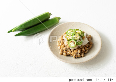 秋葵、納豆和磨碎的白蘿蔔沙拉配秋葵 秋葵、納豆和磨碎的白蘿蔔沙拉配秋葵 142250116