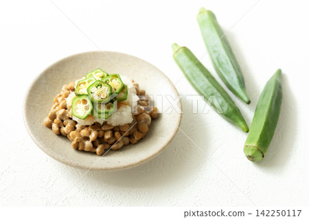 秋葵、納豆和磨碎的白蘿蔔沙拉配秋葵 秋葵、納豆和磨碎的白蘿蔔沙拉配秋葵 142250117