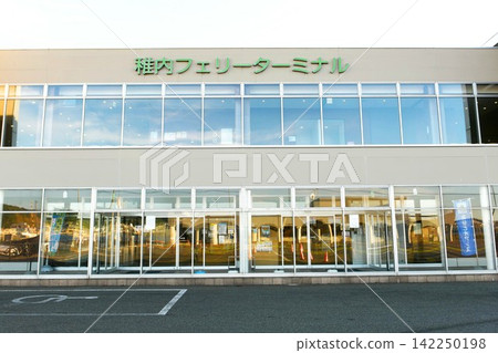 [稚內市、稚內港「稚內渡輪碼頭」外觀] 142250198