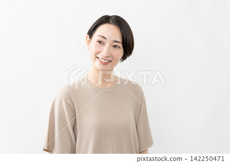 A woman in a short-sleeved knit top - Lifestyle image A woman in a short-sleeved knit top - Lifestyle image 142250471