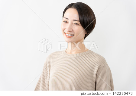 A woman in a short-sleeved knit top - Lifestyle image A woman in a short-sleeved knit top - Lifestyle image 142250473