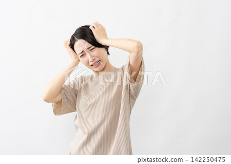 一位身穿短袖針織衫的女士-生活方式圖片 一位身穿短袖針織衫的女士-生活方式圖片 142250475
