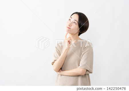 一位身穿短袖針織衫的女士-生活方式圖片 一位身穿短袖針織衫的女士-生活方式圖片 142250476