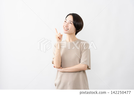 一位身穿短袖針織衫的女士-生活方式圖片 一位身穿短袖針織衫的女士-生活方式圖片 142250477