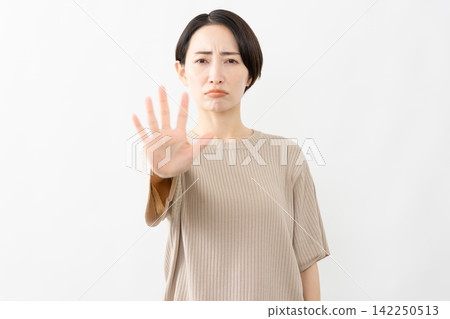 A woman in a short-sleeved knit top - Lifestyle image A woman in a short-sleeved knit top - Lifestyle image 142250513