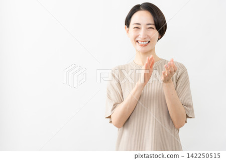 A woman in a short-sleeved knit top - Lifestyle image A woman in a short-sleeved knit top - Lifestyle image 142250515