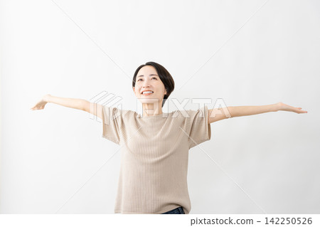 A woman in a short-sleeved knit top - Lifestyle image A woman in a short-sleeved knit top - Lifestyle image 142250526