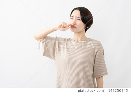 一位身穿短袖針織衫的女士-生活方式圖片 一位身穿短袖針織衫的女士-生活方式圖片 142250545