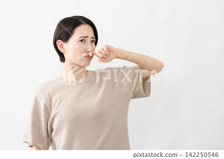 一位身穿短袖針織衫的女士-生活方式圖片 一位身穿短袖針織衫的女士-生活方式圖片 142250546