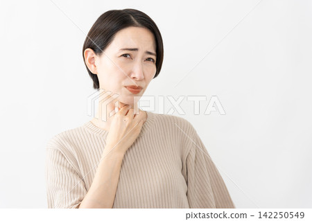 一位身穿短袖針織衫的女士－生活方式圖片 142250549