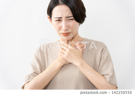 A woman in a short-sleeved knit top - Lifestyle image A woman in a short-sleeved knit top - Lifestyle image 142250550