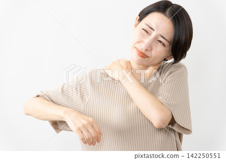 一位身穿短袖針織衫的女士-生活方式圖片 一位身穿短袖針織衫的女士-生活方式圖片 142250551