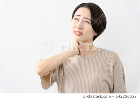 一位身穿短袖針織衫的女士-生活方式圖片 一位身穿短袖針織衫的女士-生活方式圖片 142250552