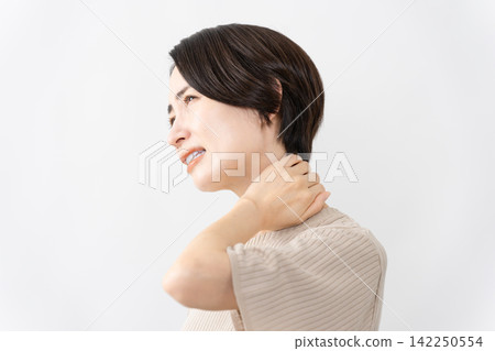 一位身穿短袖針織衫的女士-生活方式圖片 一位身穿短袖針織衫的女士-生活方式圖片 142250554