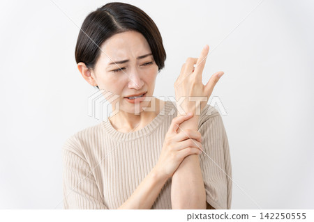 一位身穿短袖針織衫的女士-生活方式圖片 一位身穿短袖針織衫的女士-生活方式圖片 142250555