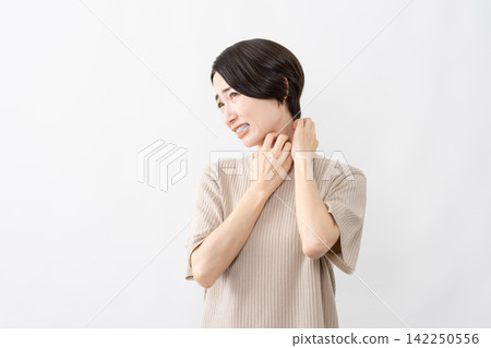 一位身穿短袖針織衫的女士-生活方式圖片 一位身穿短袖針織衫的女士-生活方式圖片 142250556