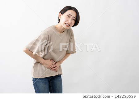 A woman in a short-sleeved knit top - Lifestyle image 142250559