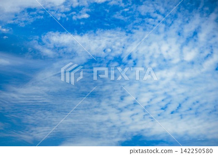 Blue sky and cloud background material, refreshing autumn weather, copy space, background texture of cirrocumulus clouds and beautiful blue sky Blue sky and cloud background material, refreshing autumn weather, copy space, background texture of cirrocumulus clouds and beautiful blue sky 142250580