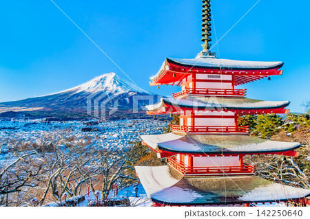 山梨縣荒倉山淺間神社,雪後晴朗的早晨 山梨縣荒倉山淺間神社,雪後晴朗的早晨 142250640