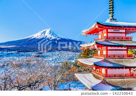 Yamanashi, Arakurayama Sengen Shrine, a clear morning after a snowstorm Yamanashi, Arakurayama Sengen Shrine, a clear morning after a snowstorm 142250643