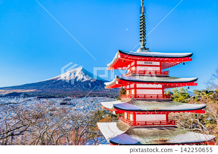 山梨縣荒倉山淺間神社,雪後晴朗的早晨 山梨縣荒倉山淺間神社,雪後晴朗的早晨 142250655
