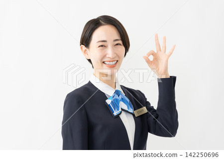 身著制服的女接待員 - 工作圖片 身著制服的女接待員 - 工作圖片 142250696