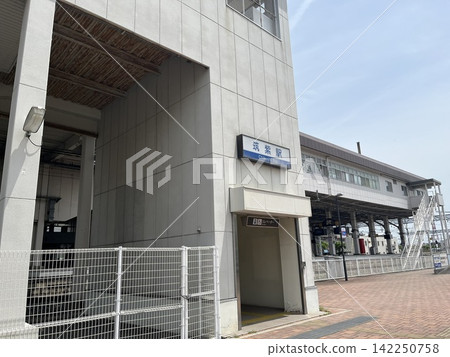 Exterior view and station sign of Nishitetsu Chikushi Station (Chikushino City, Fukuoka Prefecture) Exterior view and station sign of Nishitetsu Chikushi Station (Chikushino City, Fukuoka Prefecture) 142250758