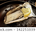 Raw oysters  142251039