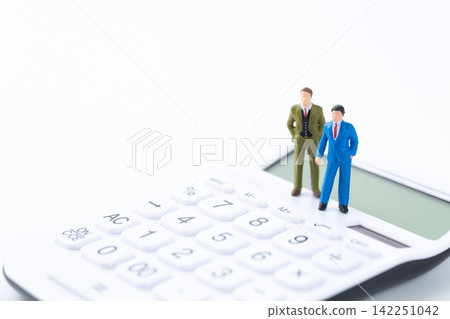 一位商人和一台白色計算器 一位商人和一台白色計算器 142251042