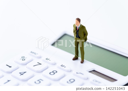 一位商人和一台白色計算器 一位商人和一台白色計算器 142251043