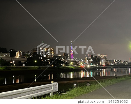 夜幕下的室見川和燈火輝煌的福岡塔(福岡市) 夜幕下的室見川和燈火輝煌的福岡塔(福岡市) 142251062
