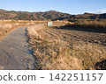 A farm road in winter 142251157