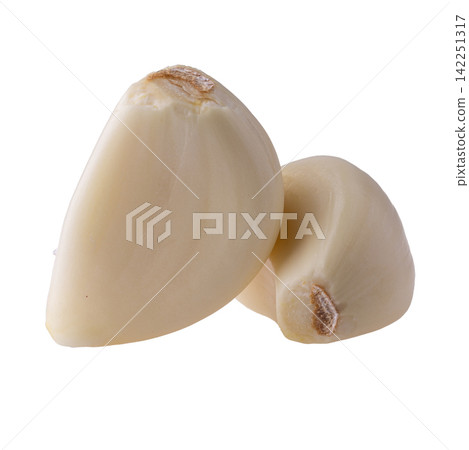 Close up raw garlic isolated on a white background 142251317
