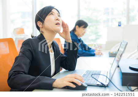 Business woman heading to PC Business woman heading to PC 142251551