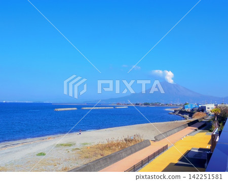 從樽水濱公路站（鹿兒島縣樽水市）看到的櫻島火山 142251581