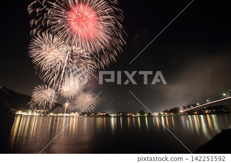 著色夏夜天空的煙花 著色夏夜天空的煙花 142251592