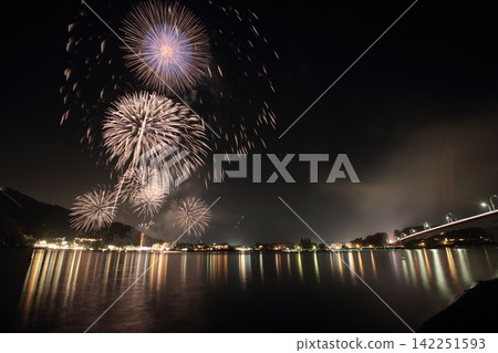 著色夏夜天空的煙花 著色夏夜天空的煙花 142251593