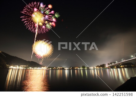 著色夏夜天空的煙花 著色夏夜天空的煙花 142251598