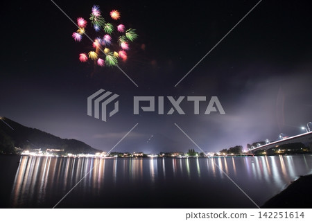 著色夏夜天空的煙花 著色夏夜天空的煙花 142251614