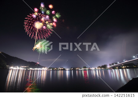 著色夏夜天空的煙花 著色夏夜天空的煙花 142251615